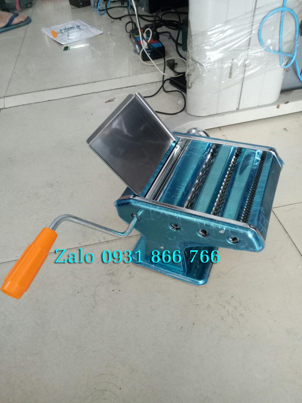 dụng cụ cán mỳ tay xoay