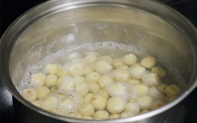 Cách nấu hạt sen khô mau mềm giúp bạn tiết kiệm được thời gian nấu nướng