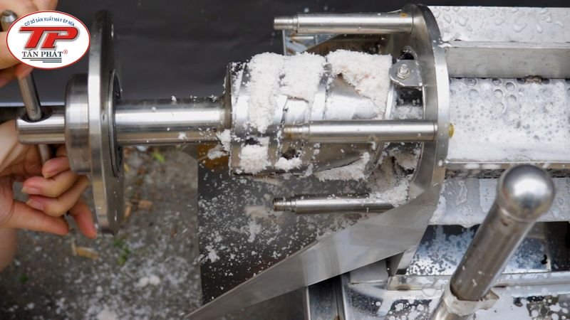 CÁCH VỆ SINH MÁY ÉP CỐT DỪA BẰNG ĐIỆN ĐƠN GIẢN TRÁNH HƯ MÁY 