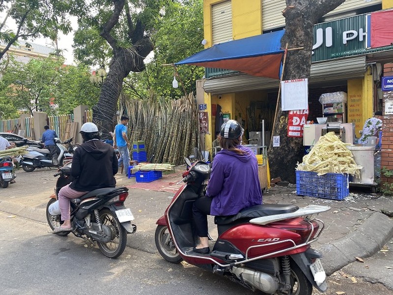 Khi Hà Nội bước vào đợt nắng nóng đỉnh điểm, nhu cầu tìm mua những thức uống giải nhiệt tăng lên đáng kể. Đây cũng là dịp hái ra tiền của những cửa hàng bán đồ giải khát.